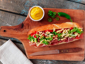 Pan ciabatta relleno con jamón, queso y verduras