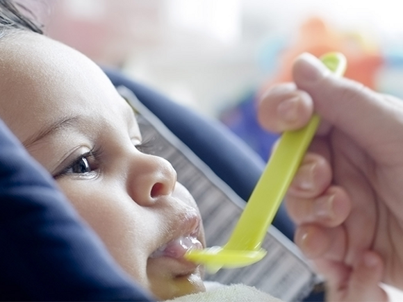 A qué edad debe aprender mi bebé a usar la cuchara para comer?, Estilo de  Vida Madres