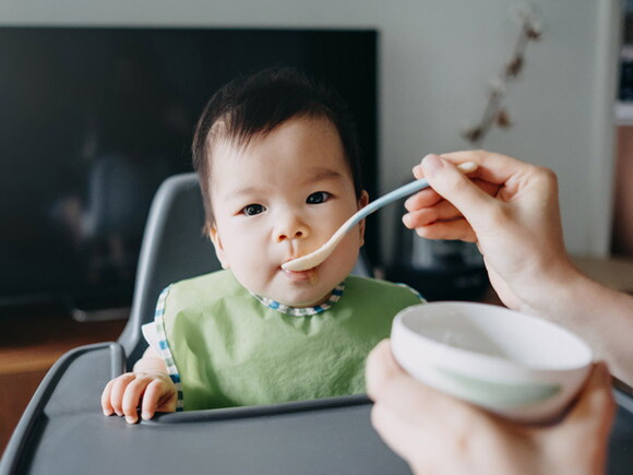 Bebé siendo alimentado con una dieta blanda