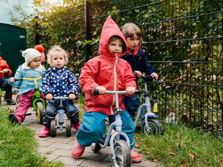 Niños en bicicleta jugando