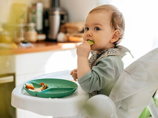 Bebé de seis meses comiendo verduras