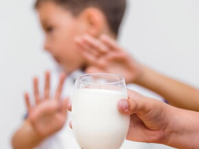 La leche dentro de su composición, además de grasas, vitaminas y minerales, tiene proteínas y carbohidratos (azúcares). El principal azúcar de la leche es la lactosa.    Cuando se habla de alergia se refiere a una reacción excesiva del sistema de defensas