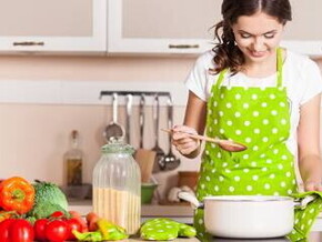 Mujer cocinando con delantal verde