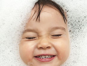 cómo bañar a tu bebe