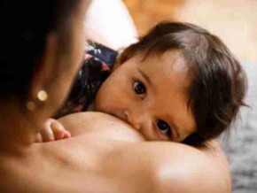 Bebé tomando leche del pecho de su madre