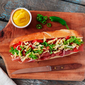 Pan ciabatta relleno con jamón, queso y verduras