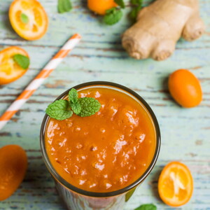 Chalupas rojas de pollo y licuado de naranja