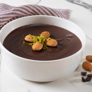 Un bowl que contiene budin de chocolate con decoración de almendras