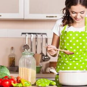 Mujer cocinando con delantal verde