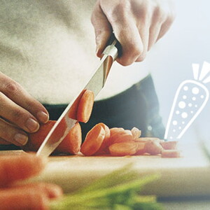 Persona corta con cuchillo porción de zanahorias para su embarazo