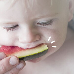 Bebé come porción de patilla, fruta saludable en bebés