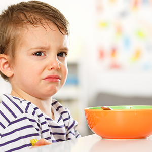 ¡Socorro: mi hijo juega con la comida y no me come!