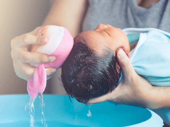 Cómo dar un baño de esponja a un recién nacido (video)