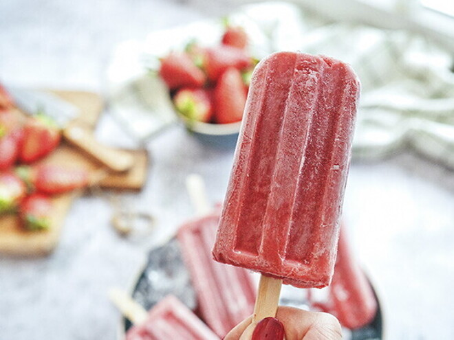 Una paleta de fresas color rosado