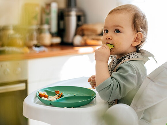 Bebé de seis meses comiendo verduras