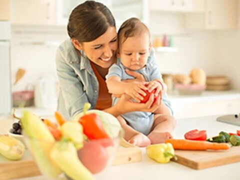 Madre y bebe en la cocina